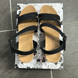 Like new CL by Laundry sandals